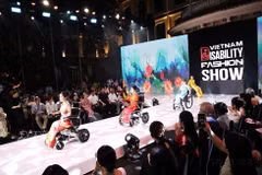 Le 4 août 2025, le Défilé de mode vietnamien pour personnes handicapées 2025 (VDFS), sur le thème « La forme de la volonté », a été officiellement lancé au Musée des Beaux-Arts. (Photo : VNA)