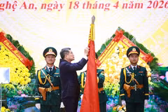 Le 18 avril dans l’après-midi, dans la province de Nghe An, le Premier ministre Le Minh Hung a assisté à la cérémonie de remise du titre de Héros des Forces armées populaires à la Région militaire 4. Photo : VNA