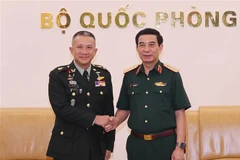 Le général Phan Van Giang, membre du Bureau politique, secrétaire adjoint de la Commission militaire centrale et ministre vietnamien de la Défense (droite) et le général Songwit Noonpackdee, chef des forces armées de défense thaïlandaises. Photo: VNA