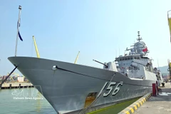 Le navire HMAS Toowoomba de la marine australienne accoste au port de Tien Sa. Photo: VNA