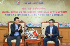 Le Quoc Minh, membre du Comité central du Parti, rédacteur en chef du journal Nhân Dân (Peuple), vice-président de la Commission centrale de la sensibilisation, de l’éducation et de la mobilisation de masse, et président de l’Association des journalistes du Vietnam et le président de l’Association des journalistes de la République de Corée (JAK), Park Jong Hyun (gauche). Photo: congluan.vn