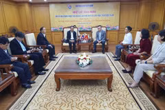 Lê Quôc Minh, membre du Comité central du Parti, rédacteur en chef du journal Nhân Dân et président de l'Association des journalistes vietnamiens, accueille la délégation de l'Association des journalistes du Laos. Photo: VNA