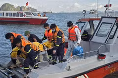 Les autorités de la province septentrionale de Quang Ninh ont confirmé, le 27 juillet, que les 39 victimes du naufrage du bateau touristique Vinh Xanh 58 dans la baie de Ha Long ont été retrouvées, ce marquant officiellement la fin des opérations de recherche. Photo : VNA