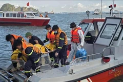 Les autorités de la province septentrionale de Quang Ninh ont confirmé, le 27 juillet, que les 39 victimes du naufrage du bateau touristique Vinh Xanh 58 dans la baie de Ha Long ont été retrouvées, ce marquant officiellement la fin des opérations de recherche. Photo : VNA