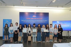 Les dirigeants du Musée des Beaux-Arts du Vietnam offrent des cadeaux aux utilisateurs de Facebook et de TikTok. Photo : fournie par le Musée.
