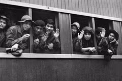 Des reporters, des télégraphistes et des techniciens du "GP 10" (10e cours de formation de journalistes de la VNA), spécialement formés pour le champ de bataille, à bord du train pour soutenir celui du Sud. Photo : VNA
