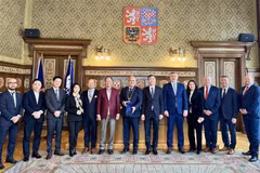 L'ambassadeur du Vietnam en République tchèque, Duong Hoai Nam, le maire de Nachod, Jan Birke et les délégués prennent une photo souvenir. Photo : VNA