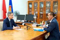 L’ambassadeur du Vietnam au Royaume du Cambodge, Nguyen Minh Vu (à gauche), répond aux questions d’un journaliste de la VNA. Photo : VNA.