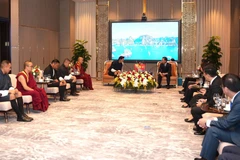 Le président du Comité populaire de la province de Quang Ninh, Pham Duc Ân (à droite), et le roi Jigme Khesar Namgyel Wangchuck du Bhoutan lors de leur rencontre le 21 août. Photo : baoquangninh.vn