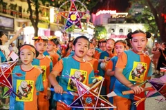 Procession de lanternes autour du lac Hoan Kiêm. Photo: VNA