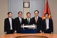 Le vice-Premier ministre Ho Duc Phoc apprécie l'idée de Hyundai Rotem de coopération et de transfert de technologie aux entreprises vietnamiennes dans le processus d'industrialisation ferroviaire. Photo : VGP