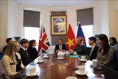 L'ambassadeur du Vietnam au Royaume-Uni, Dô Minh Hung (au centre) s'exprime lors de l'événement. Photo: VNA