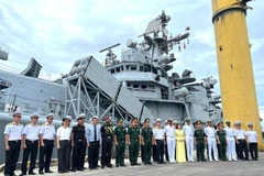 Les délégations vietnamienne et indienne posent pour une photo de groupe aux côtés du destroyer INS Delhi lors de la cérémonie d'accueil de la flotte orientale de la marine indienne, en visite d'amitié à Da Nang. (Photo : VietnamPlus)
