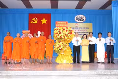 La délégation du Comité central du Front de la Patrie du Vietnam offre des fleurs pour féliciter l'Association de solidarité des moines bouddhistes patriotiques de la province de Vinh Long. Photo : VNA