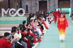 Le 2 décembre, à la Porte du Midi de la Citadelle impériale de Huê, le défilé de mode "Hello Cosmo From Vietnam" de la 2e saison a officiellement lancé le parcours de Miss Cosmo 2025. Photo : VNA