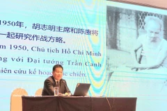 Lors du séminaire « Ho Chi Minh en Chine », les étudiants ont écouté la présentation par le professeur Hu Xianzhong, de l'École centrale de la Ligue chinoise, de ses recherches sur le parcours révolutionnaire du Président Ho Chi Minh, depuis sa quête du salut national jusqu’à ses activités en Chine. Photo : VNA