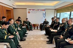 Le général de corps d’armée Nguyên Van Nghia rencontre le chef de la délégation thaïlandaise dans le cadres de la 26e Conférence des chefs des Armées de terre de l'ASEAN. Photo : VNA