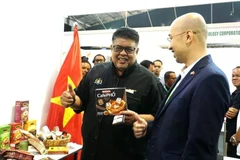 Au Festival Halal de Melaka 2024 en Malaisie (Melaka International Halal Festival 2024 - MIHF), du 20 au 22 décembre, le Bureau commercial du Vietnam en Malaisie a fait forte impression avec ses offres d'aliments et de boissons aux normes halal, en particulier des produits à base de café. Photo : VNA