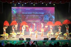 La Semaine du film célébrant le 135e anniversaire de la naissance du Président Ho Chi Minh (19 mai 1890 - 19 mai 2025) débute dans la soirée du 12 mai, au Théâtre de chansons folkloriques de Nghe An, ville de Vinh, province de Nghe An (Centre). Photo : VNA