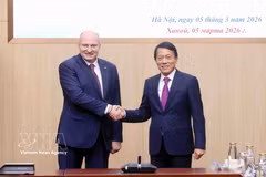 Le général de corps d’armée Luong Tam Quang (à droite), ministre vietnamien de la Sécurité publique rencontre Alexandre Kourenkov, ministre russe des Situations d’urgence. Photo : VNA
