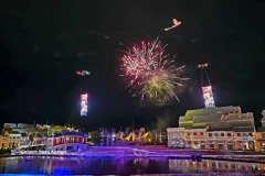 Un spectacle de drones a recréé des images de dragons et de phénix dans le ciel de Hoi An. Photo : VNA