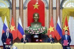 Le secrétaire général du Parti communiste du Vietnam (PCV), Tô Lâm et le président russe Vladimir Poutine assistent à la cérémonie de remis des documents de coopération le 20 juin 2024. Photo: VNA