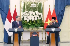 Le secrétaire général du Comité central du Parti communiste du Vietnam (PCV), To Lam (gauche) et le président indonésien et président du Mouvement de la grande Indonésie (Gerindra) Prabowo Subianto. Photo : VNA