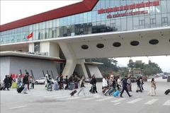 Des flux continus de touristes nationaux et internationaux au poste-frontière international de Huu Nghi ont été enregistrés en début d’année. Photo : VNA