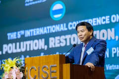 Le professeur Hoang Chung Tham, de l’Université d’Auburn, s'exprime. Photo: baomoi.com