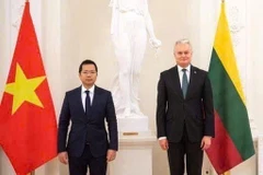 Ha Hoang Hai (à gauche), ambassadeur du Vietnam en Pologne et en Lituanie. Photo : VNA