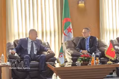 L’ambassadeur du Vietnam en Algérie, Tran Quoc Khanh (à droite), rencontre le wali d’Annaba, Abdelkrim Lamouri. Photo : VNA