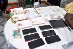 De nombreux objets et documents relatifs aux activités de membres du groupe « Église de Dieu la Mère » ont été saisis. Photo : VNA