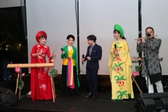 Une troupe d'art vietnamienne se produit lors de la Semaine gastronomique à Colombo. Photo: VNA