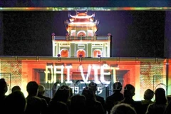 Lors du spectacle « Citadelle impériale de Thang Long ». Photo : VNA