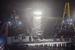 Le bateau touristique Vinh Xanh 58, qui a chaviré, a été récupéré et remorqué jusqu'à la côte le 20 juillet pour une enquête plus approfondie. Photo : VNA