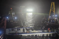 Le bateau touristique Vinh Xanh 58, qui a chaviré, a été récupéré et remorqué jusqu'à la côte le 20 juillet pour une enquête plus approfondie. Photo : VNA