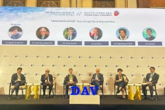 Des ambassadeurs à la session spéciale « Dialogue entre ambassadeurs – Partager les responsabilités pour la paix » dans le cadre de la 17e conférence internationale sur la Mer Orientale dans la matinée du 4 novembre à Da Nang. Photo : kinhtedothi.vn