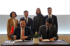 Des représentants du ministère des Finances et de JP Morgan signent un protocole d'accord de coopération. Photo: VNA