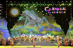 Le carnaval d'Ha Long 2025 a officiellement débuté dans la soirée du 1er mai sur la place Sun Carnaval de la ville d'Ha Long, province de Quang Ninh, au Nord. Photo : VNA