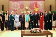 La vice-présidente de l'Assemblée nationale du Vietnam (ANV), Nguyên Thi Thanh reçoit une délégation de haut niveau de l'Union des femmes de la Biélorussie, dirigée par sa présidente Olga Aleksandrovna Shpilevskaya, et directrice de la branche nationale de la compagnie de radio et de télévision interétatique "Mir" en Biélorussie. Photo : VNA
