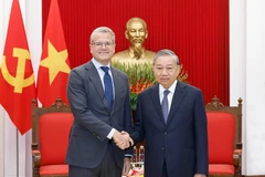 Le secrétaire général du Pari communiste du Vietnam (PCV) To Lam (à droite) reçoit dans l’après-midi du 18 novembre, à Hanoï, Vincent Clerc, directeur du groupe A.P. Moller - Maersk (Danemark). Photo : VNA