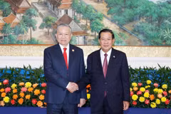 Le secrétaire général du Parti communiste du Vietnam (PCV), To Lam, rencontre Samdech Techo Hun Sen (droite). Photo: VNA