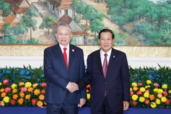 Le secrétaire général du Parti communiste du Vietnam (PCV), To Lam, rencontre Samdech Techo Hun Sen (droite). Photo: VNA