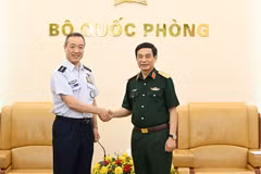 Le général Phan Van Giang (à droite) reçoit le chef d’état-major interarmées des Forces d’autodéfense du Japon, Uchikura Hiroaki. Photo : VGP