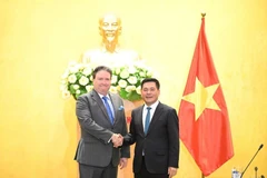 Le ministre vietnamien de l'Industrie et du Commerce, Nguyen Hong Dien et l'ambassadeur des États-Unis au Vietnam, Marc E. Knapper (gauche). Photo : VNA