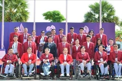 L'équipe paralympique vietnamienne assiste à la cérémonie de levée du drapeau des 12èmes Jeux paralympiques de l'ASEAN au Cambodge. Photo : VNA