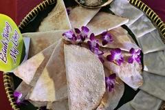 La galette de riz de My Lông est réputée pour sa douceur, son goût légèrement gras et son parfum irrésistible lorsqu’elle est cuite au feu de bois. Photo : Chuong Dai - VNA