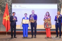 Les dirigeants de l'Administration maritime et navigable du Vietnam et de la société STC B.V. (STC Next) échangent un protocole d'accord relatif à la coopération en matière de formation dans les domaines maritime et fluvial. Photo : nhandan.vn