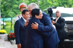 Le PM Pham Minh Chinh (gauche) rencontre le premier secrétaire du PCC et président cubain Miguel Díaz-Canel. Photo: VNA