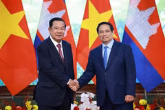 Le PM Pham Minh Chinh (droite) rencontre le président du PPC et président du Sénat cambodgien, Hun Sen. Photo: VNA